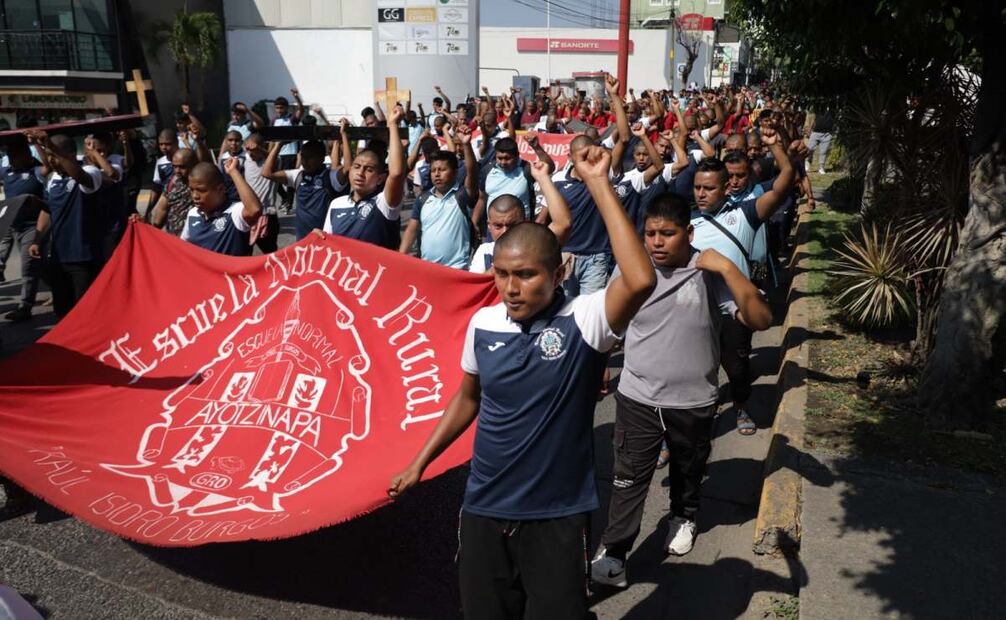 Padres y normalistas de Ayotzinapa marchan en Chilpancingo; acusan impunidad por asesinatos y la desaparición de los 43.
Foto: SALVADOR CISNEROS SILVA/EL UNIVERSAL