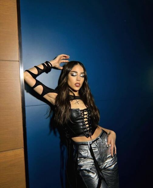 Danna Paola causa furor en corset de cuero