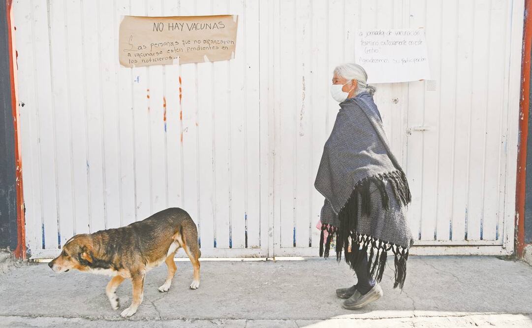 Un letrero a las afueras del instituto Josefa Ortiz de Domínguez informa que no hay vacunas por el momento, y que solamente están pendientes los adultos mayores que fueron notificados. Fotos: Hugo García. EL UNIVERSAL