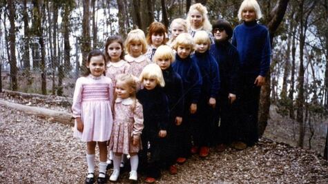 Cómo era vivir con "La Familia", la macabra secta australiana que drogaba niños