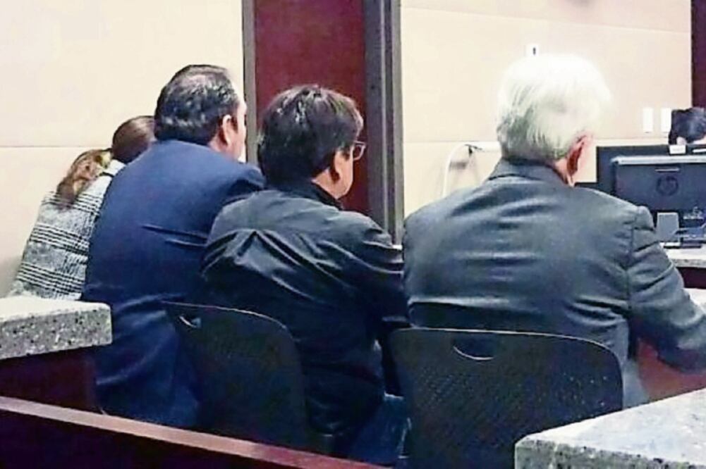 Acompañado de sus abogados y con ropa negra, Alejandro Gutiérrez, ex secretario del CEN del PRI, escuchó las acusaciones que le imputan. (FOTOS: FISCALÍA DE CHIHUAHUA)