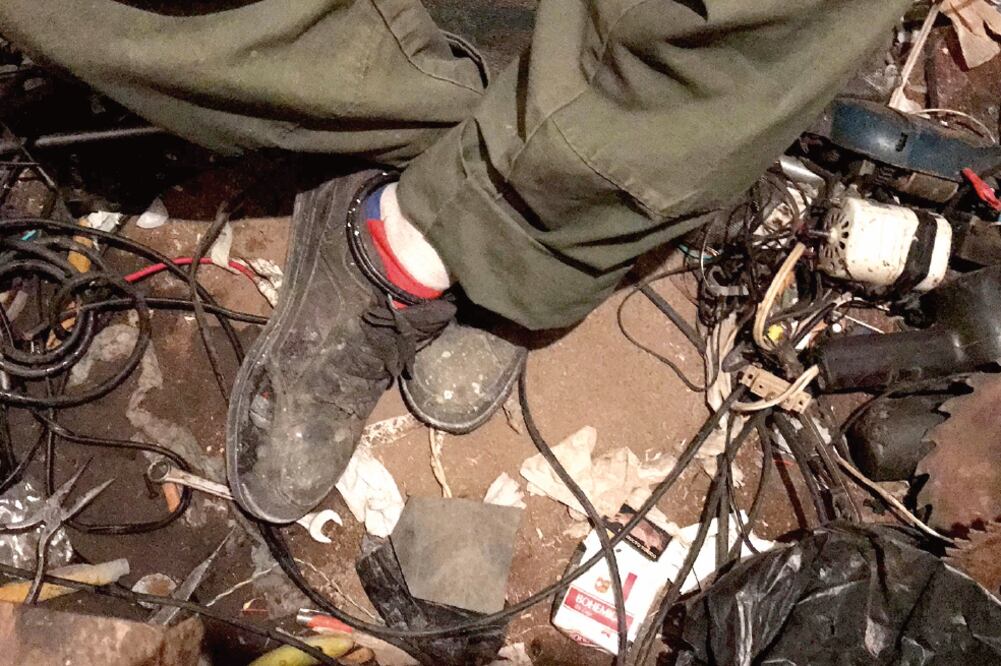 José relata que en dos años ha perdido más de 20 kilos, aunque no deja de comer. Muestra los focos donde prepara el cristal que inhala, por lo regular usa la droga cada dos días (AMALIA ESCOBAR)