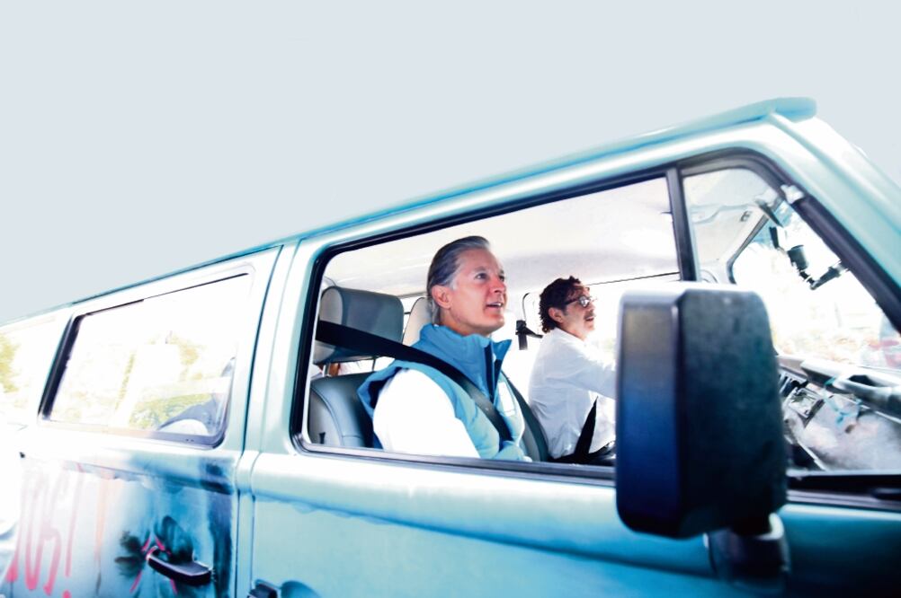 Traslado. Alfredo Del Mazo llegó al evento a bordo de la combi de Nueva Alianza, acompañado de Gabriel Quadri de la Torre. (ESPECIAL)