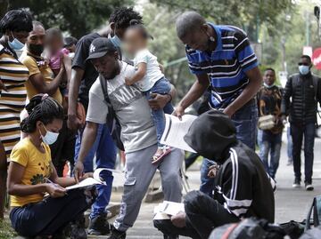 Migrantes haitianos llegan al INM en CDMX; analizan instalar albergues provisionales