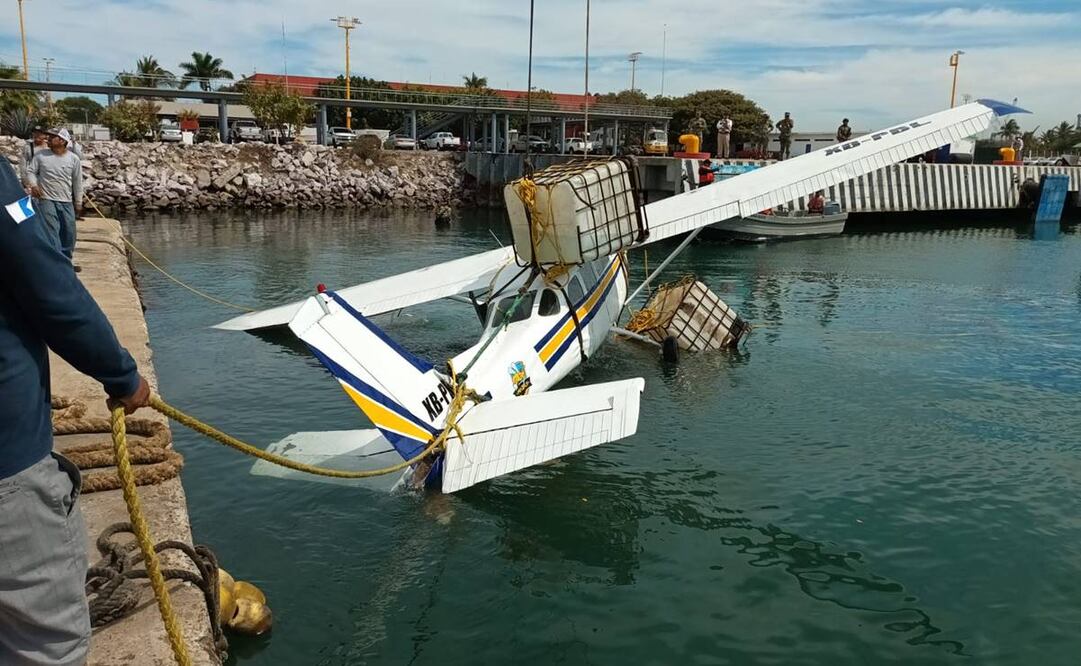 La avioneta que se desplomó el sábado 8 de abril fue sacada del mar con una enorme / Foto: Especial