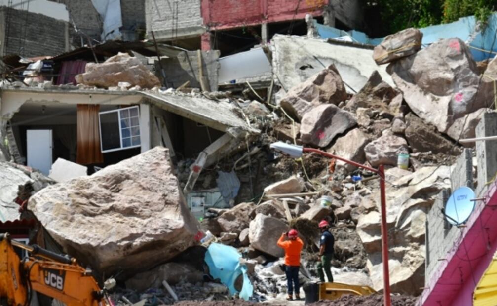 Romper una roca de 120 toneladas; así se rescataron los cuerpos de Paola y Dilan