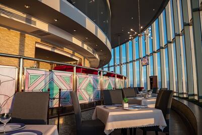 ¿Cuánto cuesta comer en el restaurante giratorio Bellini? 