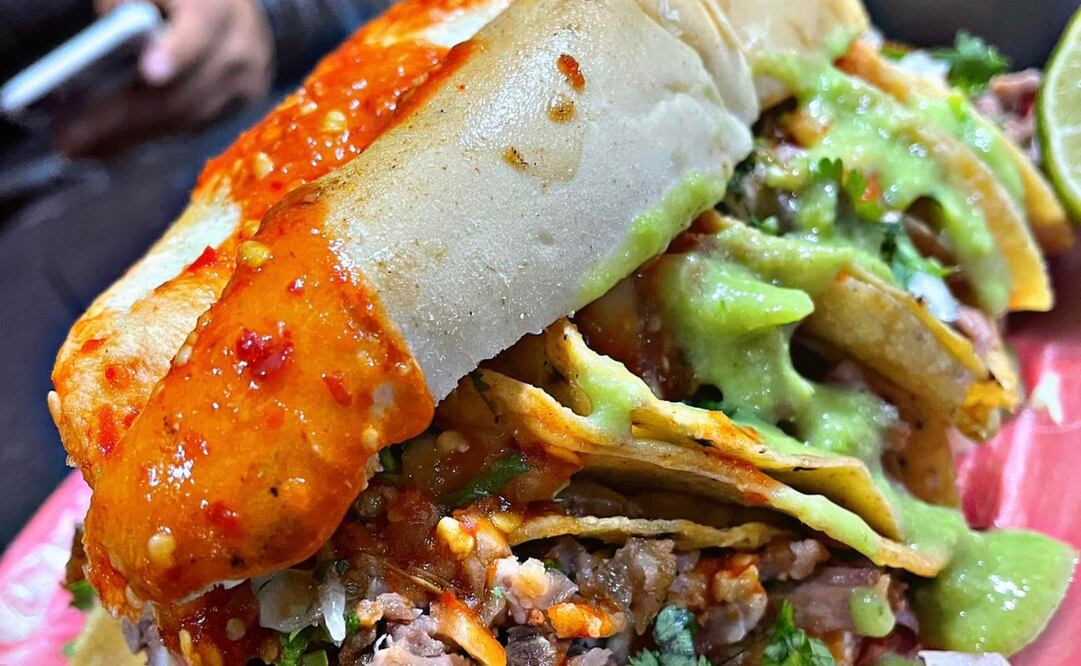 La torta de tacos consiste en una orden de cuatro tacos campechanos, con su respectivo cilantro, cebolla y salsa, dentro de un bolillo con queso. Foto: Instagram @tacos_el_jerry