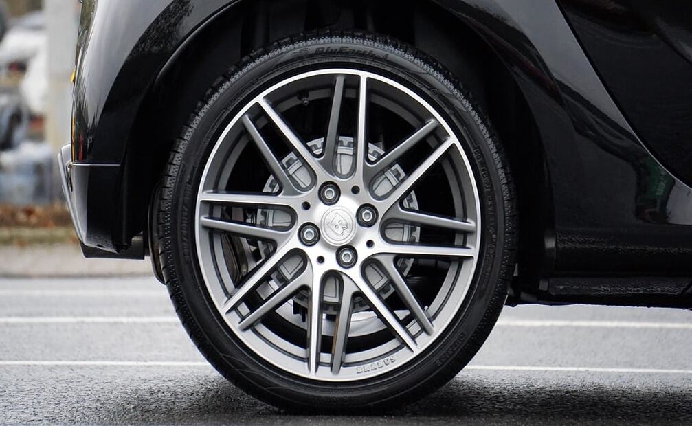 Dale brillo a las llantas de tu auto con este producto casero. Foto: Pexels