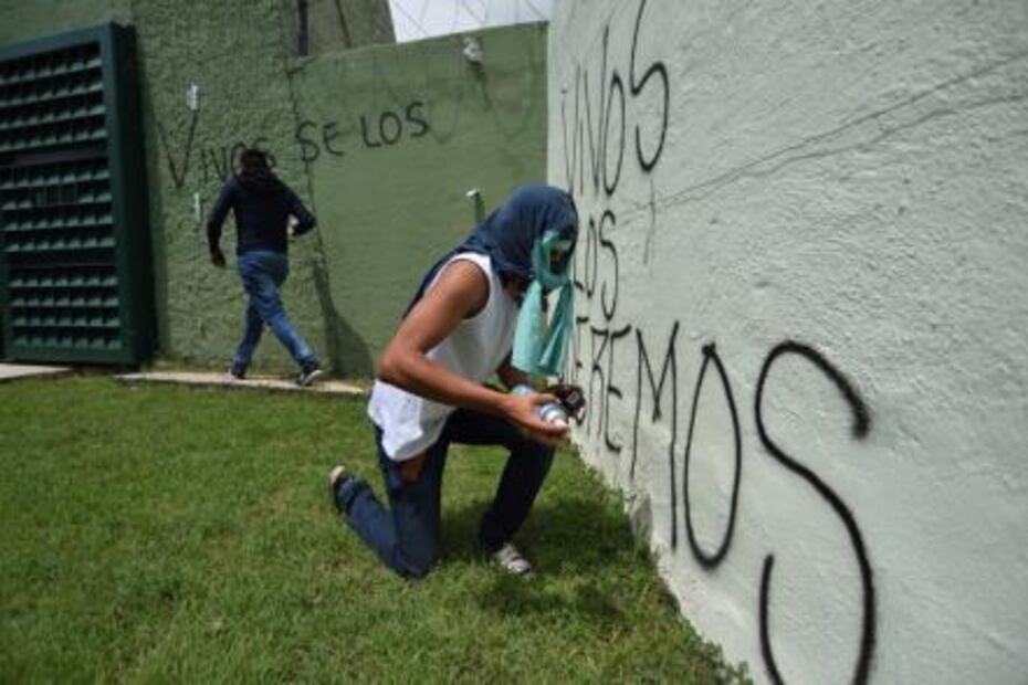 Normalistas lanzan bombas molotov a batallón militar en Iguala