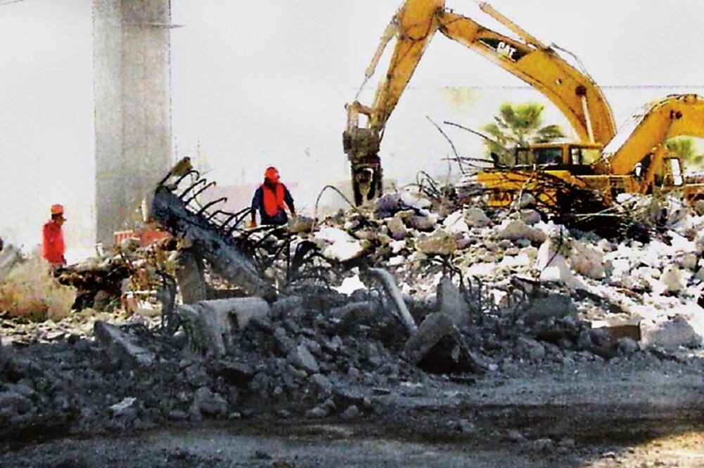 Denuncia. Un verificador pedía 20 mil pesos a los trabajadores de un predio en demolición para no clausurarles.