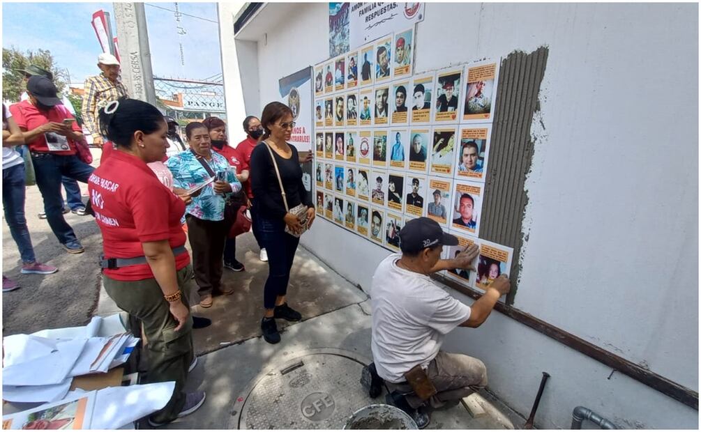 Buscadoras de Guanajuato colocan mosaicos con rostros de desaparecidos en barda de la fiscalía de León. Foto:  Xóchitl Álvarez / EL UNIVERSAL