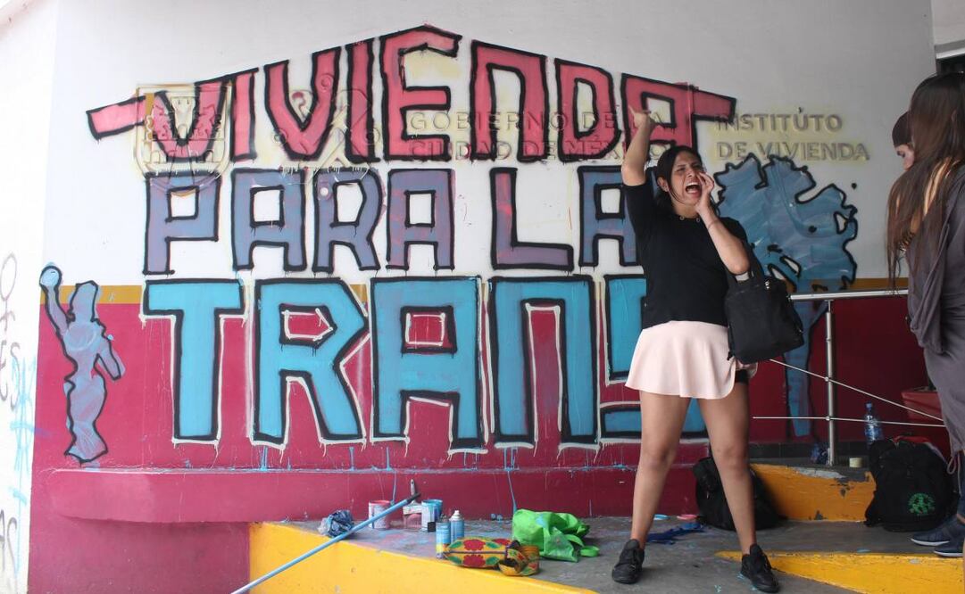 Gente trans en situación de calle protesta fuera del INVI de la Ciudad de México, ubicado en la alcaldía Iztacalco (16/04/2025). Foto: Darío Luna / EL UNIVERSAL