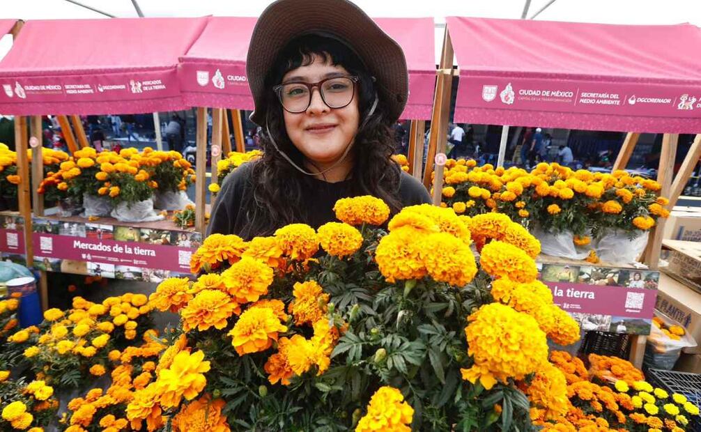 Personas aprovechan para comprar flores de cempasúchil previo al Día de Muertos (27/10/2025). Foto: Berenice Fregoso / EL UNIVERSAL