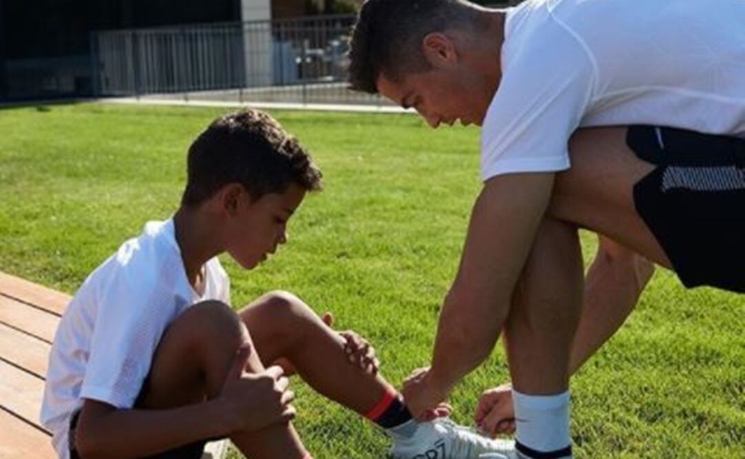 Instagram. Cristiano Ronaldo atando las agujetas de los tenis de futbol de su hijo 