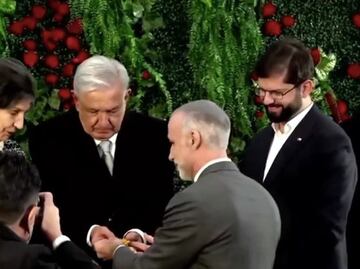 AMLO condecora con la Orden Mexicana del Águila Azteca a Isabel Allende, hija de Salvador Allende