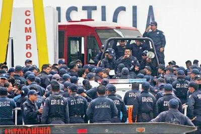 Policías hacen paro por falta de prestaciones
