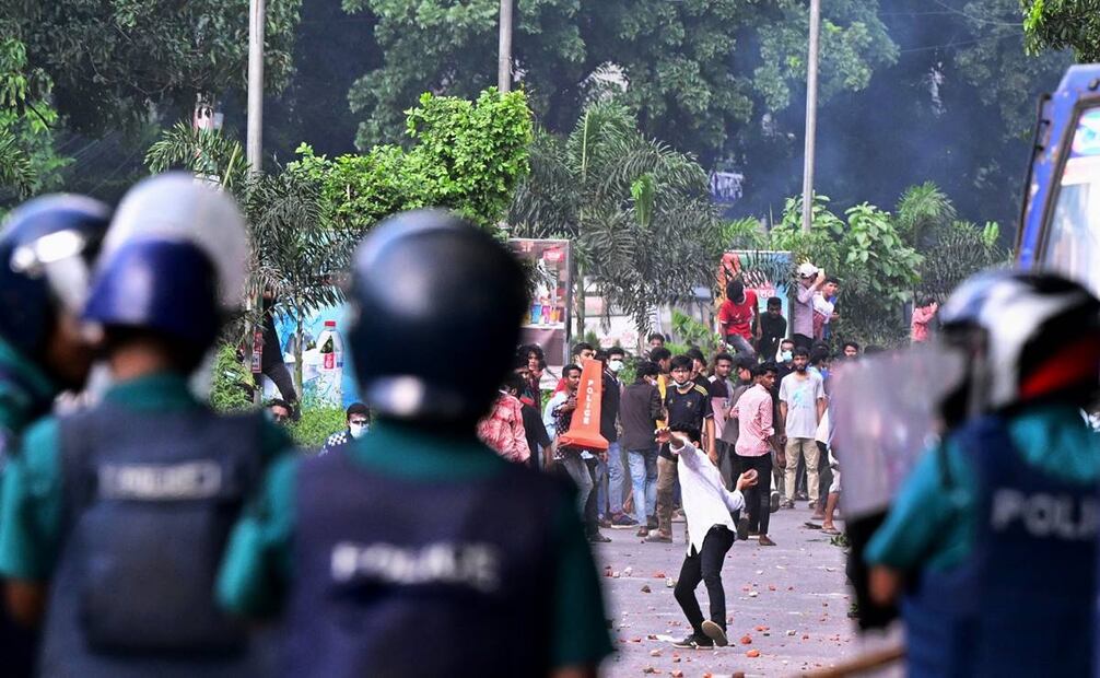 Los estudiantes chocan con la policía durante una protesta contra las cuotas en Dhaka. Foto: AFP