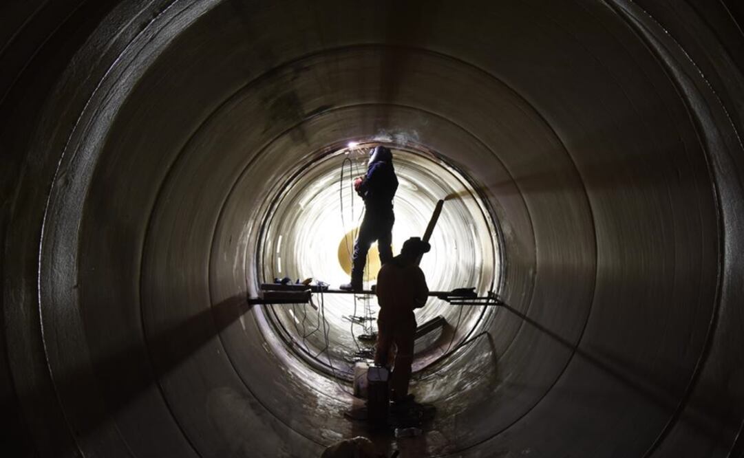 Dijo que el equipo de soldadores está cansado y que se buscó a otros 16 para que continúen con los trabajos en un tubo que mide nueve metros en toda su circunferencia. FOTO: @conagua_mx