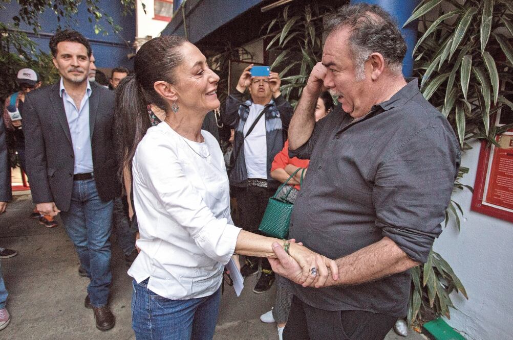 En una reunión con la comunidad artística en Coyoacán, Claudia Sheinbaum confundió el nombre del dirigente de la ANDA, Jesús Ochoa, a quien nombró como “Guillermo Ochoa”. Al final todo quedó en camaradería. Foto: ADOLFO VLADIMIR. CUARTOSCURO