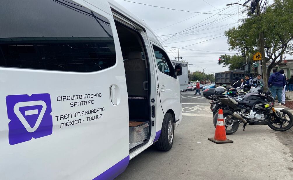 Motos que ofrecen servicio de taxis invaden las inmediaciones del Cablebús Línea 3 en estación Vasco de Quiroga. Foto: Juan Carlos Williams