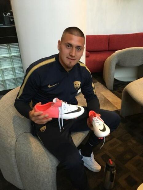 La historia de los zapatos del hat-trick de Nico Castillo