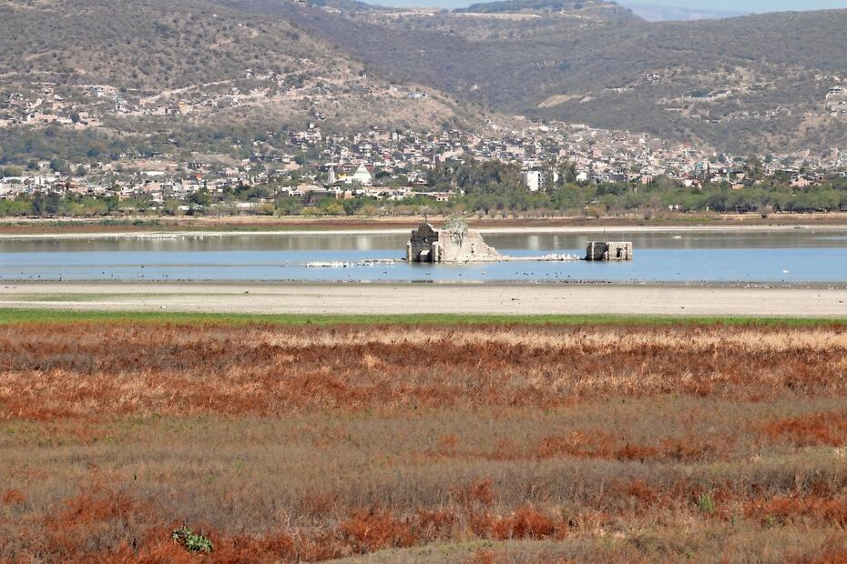 Debido a la escasez de lluvias, en el centro de la Presa del Palote son visibles los muros de la exhacienda de San Antonio; además ello provocó el recorte de agua en las colonias del norte. Foto: Xóchitl Álvarez / EL UNIVERSAL 