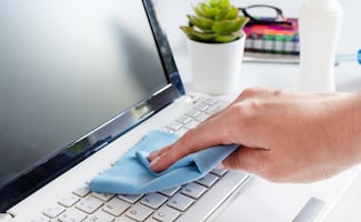 Limpieza eficaz del teclado: métodos caseros que sí funcionan