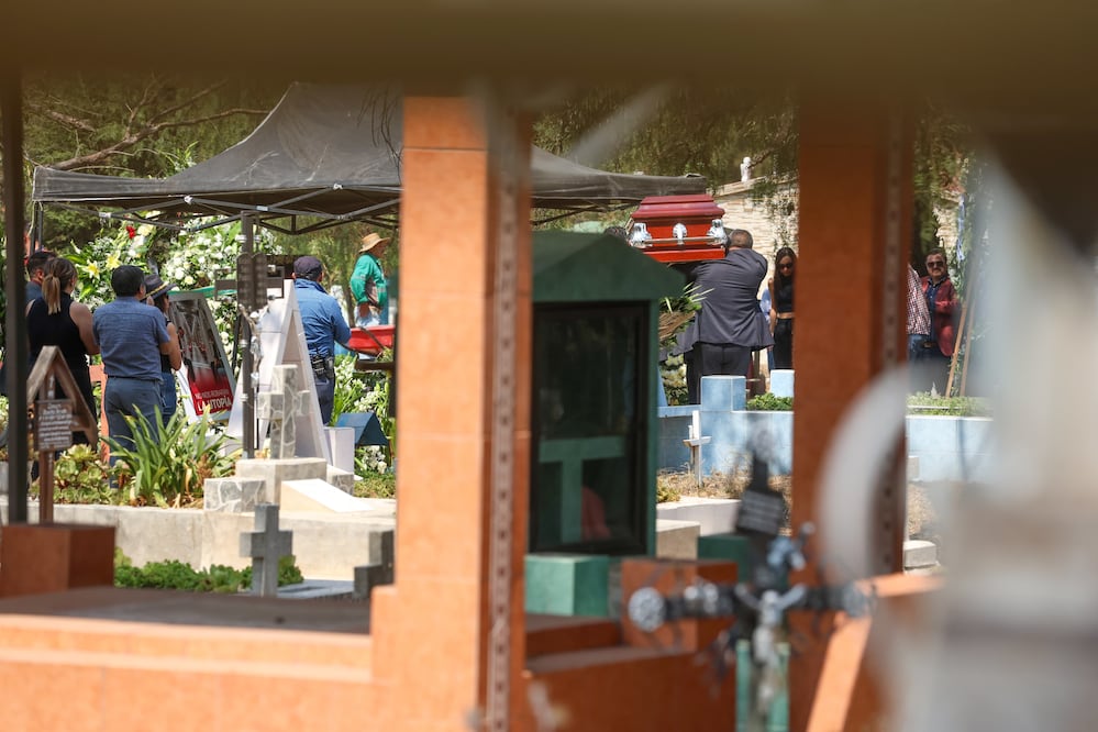Sepultan a José Muñoz, jefe de asesores de Clara Brugada, asesinado el martes 20 de mayo en Calzada de Tlalpan, al lado de Ximena Guzmán, secretaria particular de la mandataria capitalina. (Foto: Axel  Sánchez/ EL UNIVERSAL)