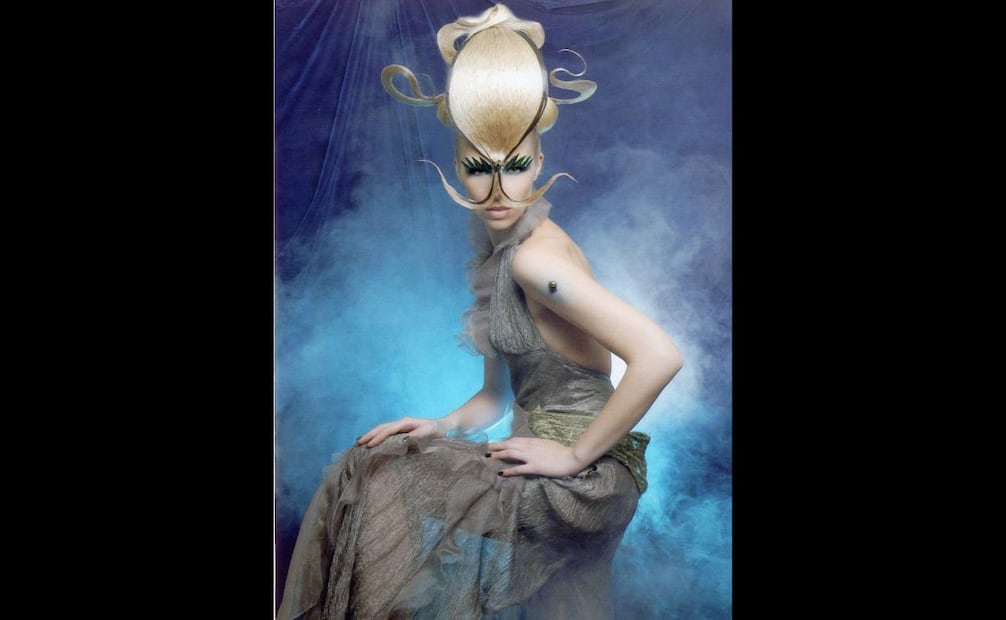 Las pasarelas y campañas de Terrones hacían gala de detalles estrambóticos, que podían manifestarse en cualquier aspecto de sus diseños: las telas, el calzado, el maquillaje o hasta los peinados. Archivo Héctor Terrones.