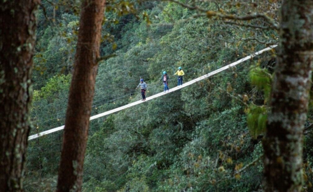 Cruza el puente tibetano del Pueblo Mágico de Tlatlauquitepec