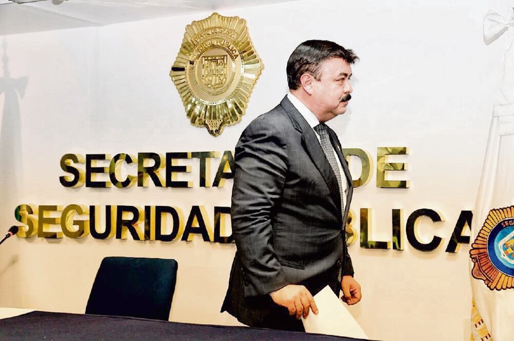 En conferencia de prensa realizada en el edificio sede de la Secretaría de Seguridad Pública, Hiram Almeida dijo que dimitió al puesto “orgulloso del desempeño y resultados, con el honor de haber estado al frente de tan noble institución” (SANDRA H.)