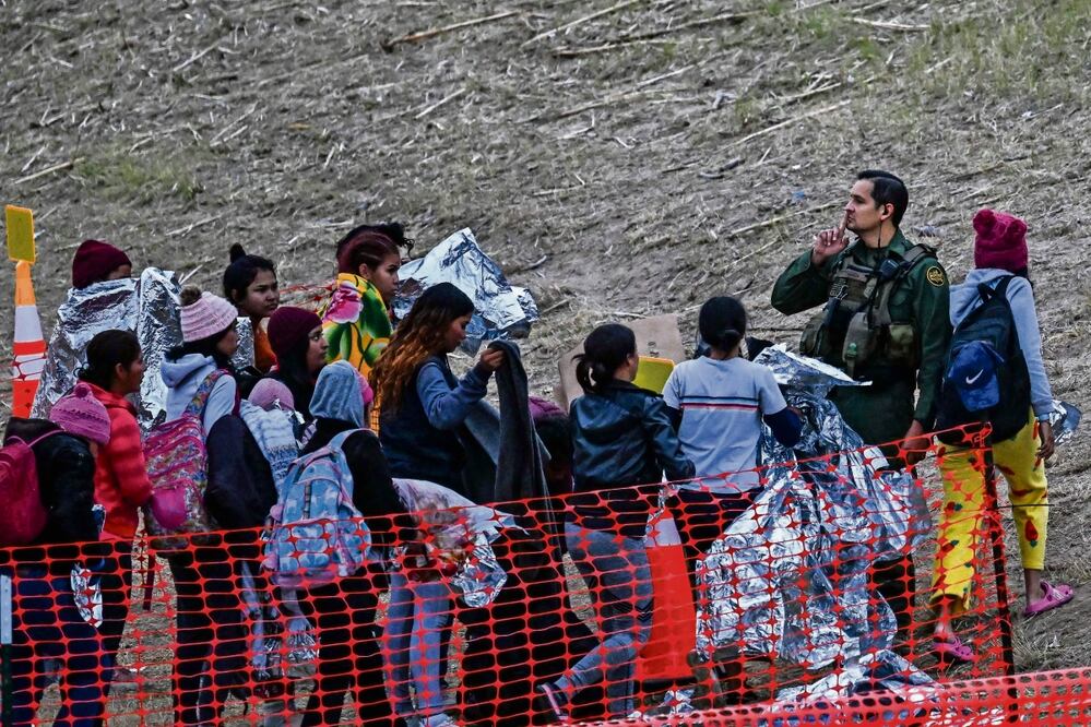 Indocumentados esperan ser procesados ​​en un centro de tránsito de la Patrulla Fronteriza, después de cruzar el área limítrofe en Eagle Pass, Texas. Foto: Chandan Khanna | AFP