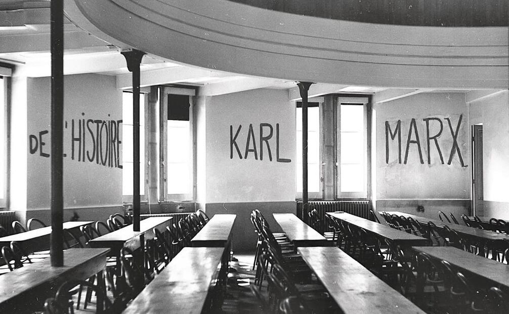 Universidad de Lyon, Francia, con la pinta "De la historia Karl Marx". Según Gilda Waldman, las manifestaciones francesas surgieron en Nanterre, porque los estudiantes varones exigían poder pasar la noche con sus compañeras. Por otro lado, Roberto Rodríguez sostuvo que el “mayo francés” comenzó como rechazo a las “reformas Fouchet” para disminuir la plantilla de carreras en humanidades. Foto: George Garrigues/Wikimedia Commons.