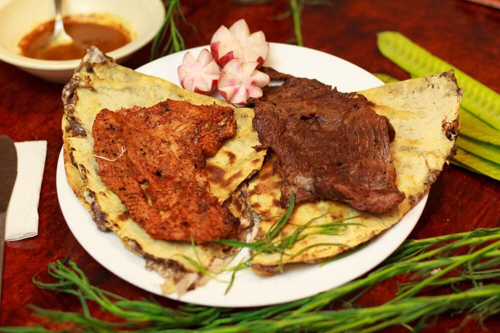 Tlayudas con diferentes ingredientes típicos y exóticos / Foto: Tlayudas y cocina de Oaxaca