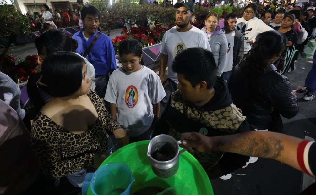 Familias ofrecen comida y agua a peregrinos; convierten sus promesas y agradecimientos en ayuda comunitaria.
Foto: Luis Camacho.