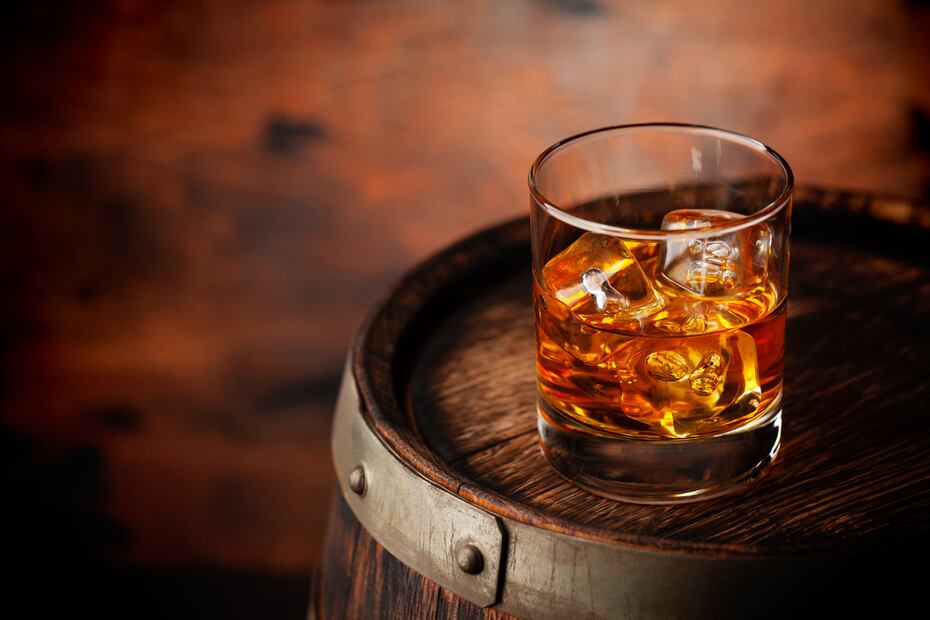 Ron en vaso old fashion con hielos.