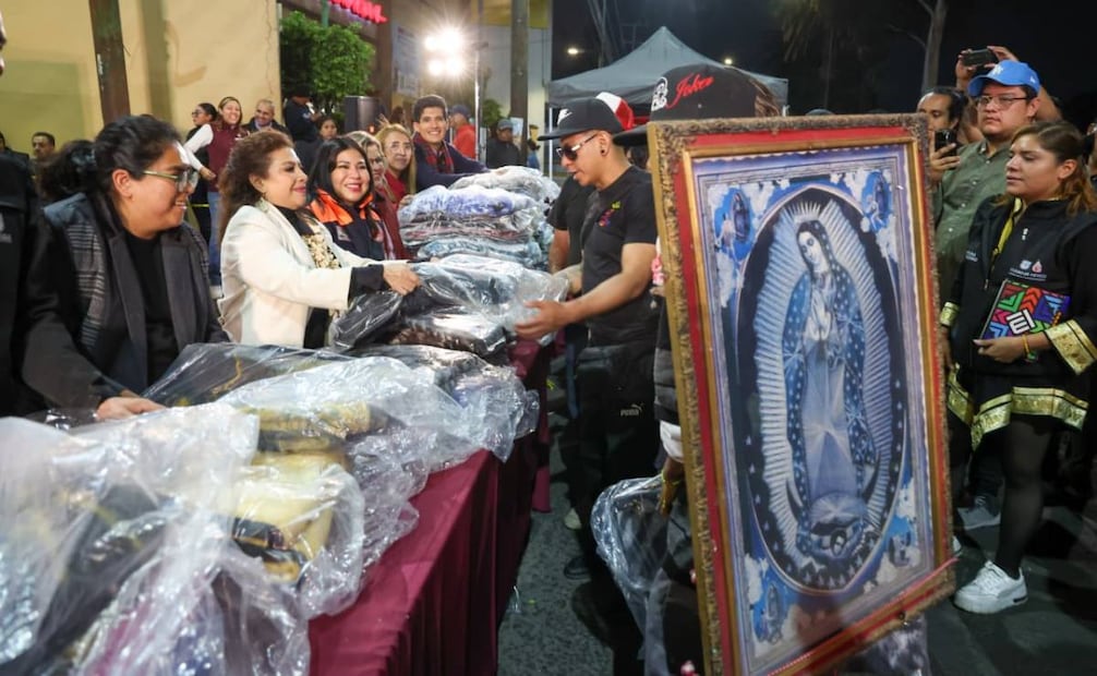 Clara Brugada recibe con cobijas y alimento a peregrinos que van a la Basílica de Guadalupe.
Foto: Especial.