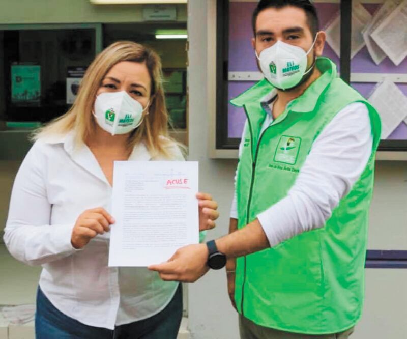 Elizabeth Mateos Hernández entregó en la Oficialía de Partes del IECM la despensa que presuntamente se reparte a la gente. Foto: TOMADA DE FACEBOOK