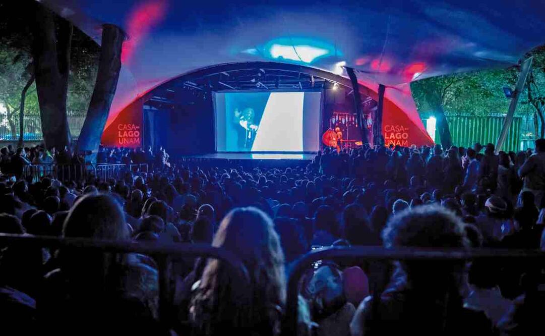 Musicalización del artista Julián Lede de la película de terror Herencia Diabólica, como parte de las actividades de Poesía en Voz Alta del año pasado. Foto: Mara Arteaga / Casa del Lago