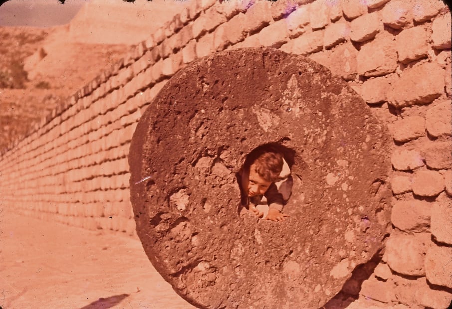 López Luján, de niño, en el sitio arqueológico de Xochicalco, en 1967. Foto: Archivo de la familia López Luján