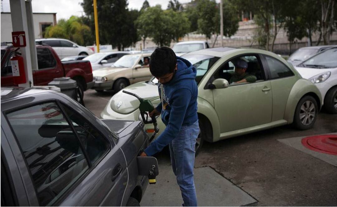 Aún se advierten largas filas de automovilistas en puntos de venta./Archivo - EL UNIVERSAL