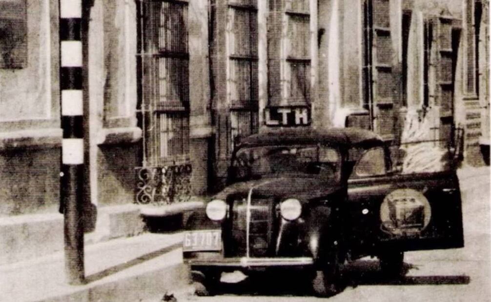 Tienda matriz y vehículo de servicio de la LTH a finales de los años 30 en Monterrey, Nuevo León. Folleto Conmemorativo 50 Aniversario LTH.