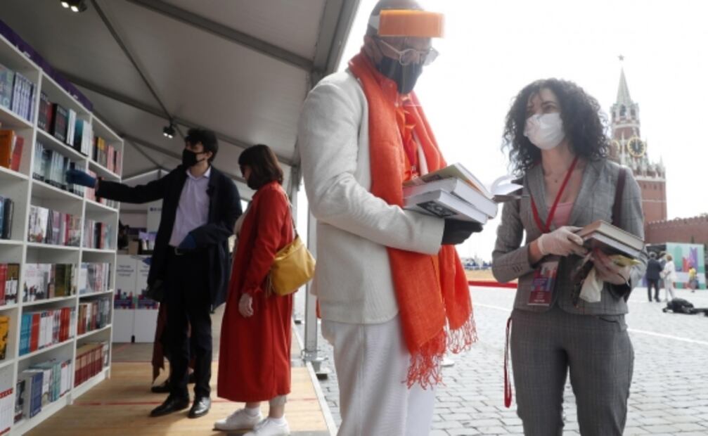 En plena cuarentena, realizan feria del libro en Moscú