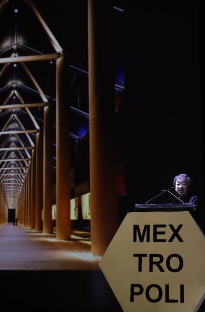 ¿Cuál es la definición de un edificio temporal? El premio Pritzker que hace edificios de papel responde