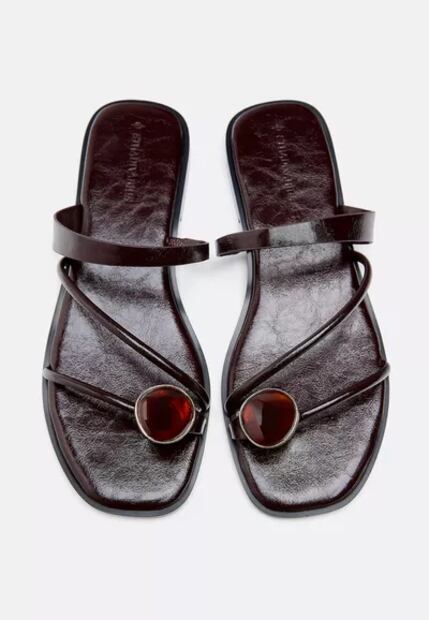 Sandalias con detalle de piedra en el empeine. Foto: Stradivarius