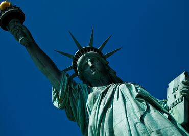 Jefe migratorio de EU "acomoda" poema a políticas de Trump