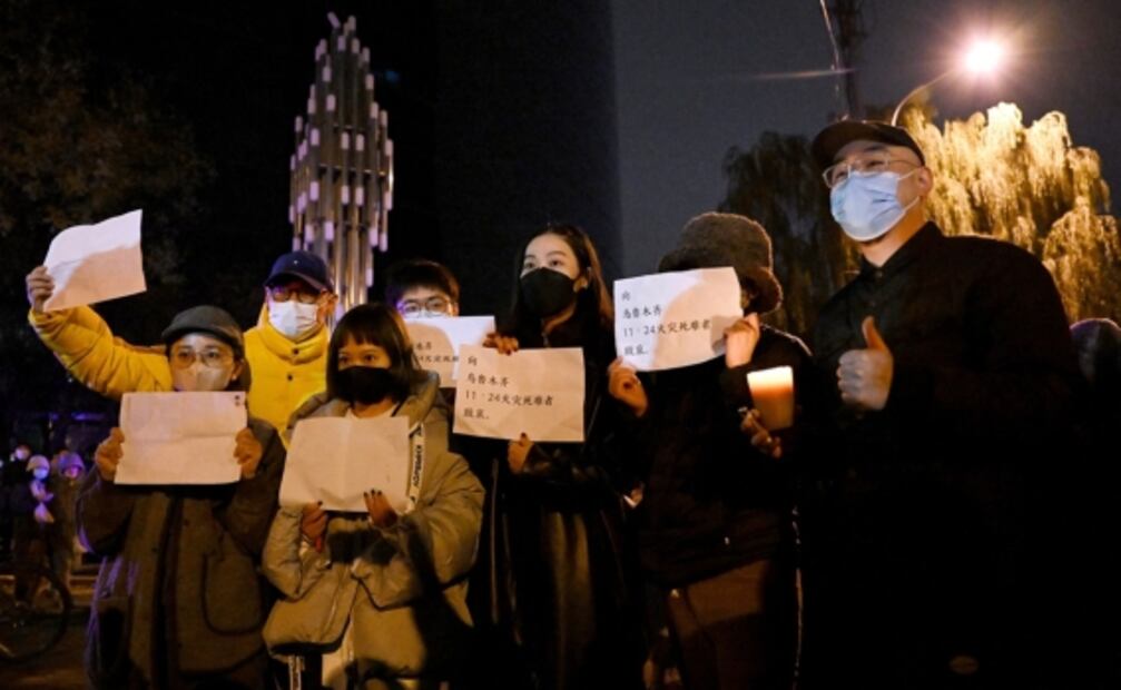 ¿Por qué los manifestantes sostienen papeles blancos en las protestas en China?