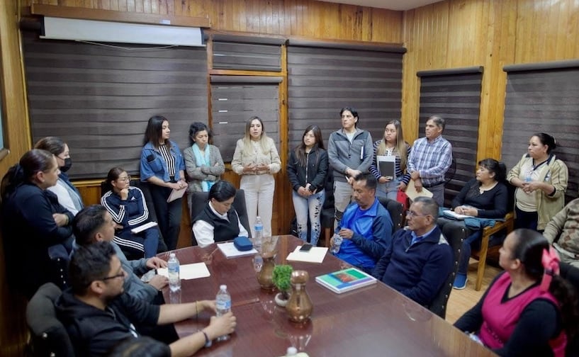 La noche de ayer, la presidenta municipal Dayana Pérez sostuvo una reunión de trabajo con las y los directores del sector educativo. Foto: Especial