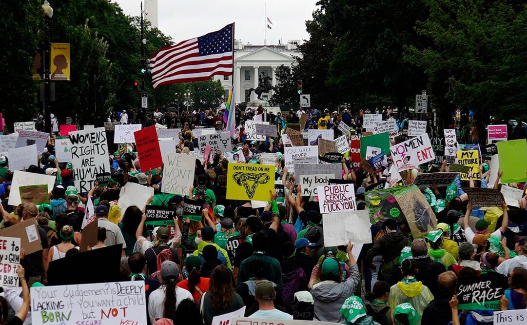 Manifestantes a favor del aborto participan en una marcha de mujeres frente a la Casa Blanca, en Washington. Foto: EFE
